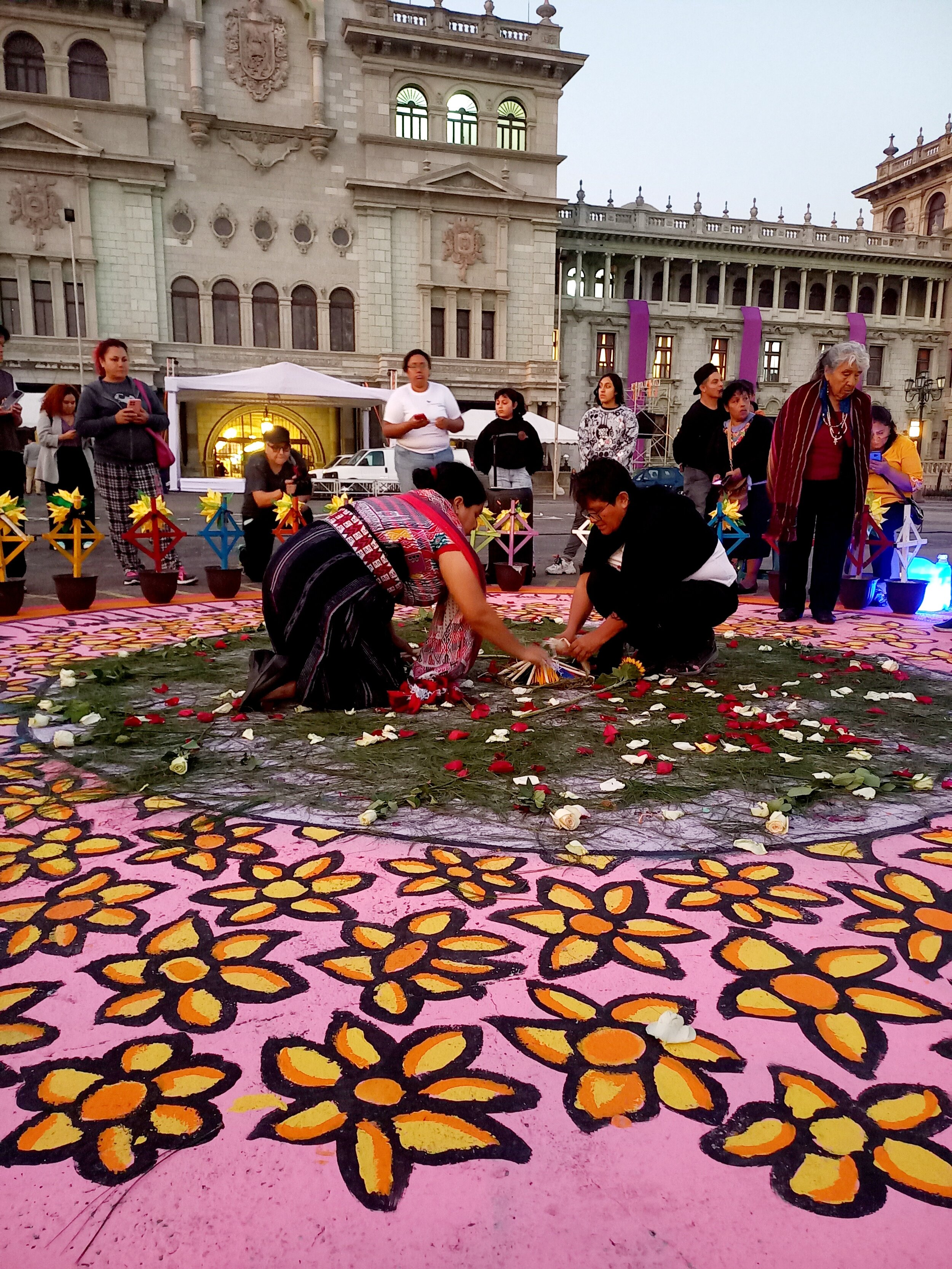  Sanadoras y colectivas encienden el fuego para pedir por el alma de las 41 niñas fallecidas. Foto: Violeta Cetino 
